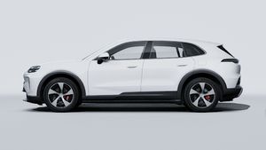 Εξωτερική όψη του Cayenne S Electric που δείχνει την αριστερή πλευρά του αυτοκινήτου