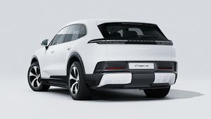 Εξωτερική όψη του Cayenne S Electric που δείχνει την πίσω και την αριστερή πλευρά του αυτοκινήτου