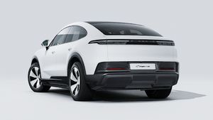 Εξωτερική όψη του Cayenne Coupé Electric που δείχνει την πίσω και την αριστερή πλευρά του αυτοκινήτου