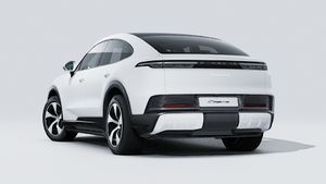 Εξωτερική όψη του Cayenne S Coupé Electric που δείχνει την πίσω και την αριστερή πλευρά του αυτοκινήτου