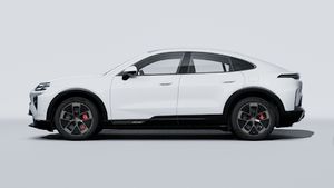 Εξωτερική όψη του Cayenne Turbo Coupé Electric που δείχνει την αριστερή πλευρά του αυτοκινήτου