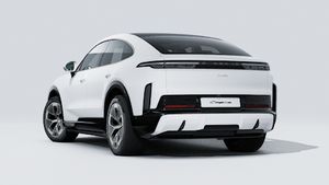 Εξωτερική όψη του Cayenne Turbo Coupé Electric που δείχνει την πίσω και την αριστερή πλευρά του αυτοκινήτου