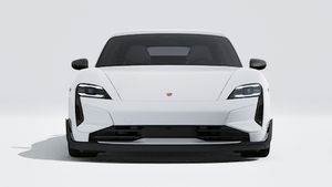 Εξωτερική όψη του Taycan Turbo GT with Weissach Package που δείχνει το μπροστινό μέρος του αυτοκινήτου
