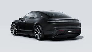 Εξωτερική όψη του Taycan Black Edition που δείχνει την πίσω και την αριστερή πλευρά του αυτοκινήτου