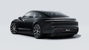 Εξωτερική όψη του Taycan 4S Black Edition που δείχνει την πίσω και την αριστερή πλευρά του αυτοκινήτου