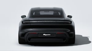 Εξωτερική όψη του Taycan 4S Black Edition που δείχνει το πίσω μέρος του αυτοκινήτου