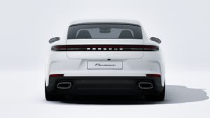 Εξωτερική όψη του Panamera 4 που δείχνει το πίσω μέρος του αυτοκινήτου