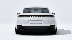 Εξωτερική όψη του Panamera 4 E-Hybrid που δείχνει το πίσω μέρος του αυτοκινήτου