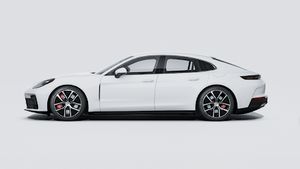 Εξωτερική όψη του Panamera 4S E-Hybrid που δείχνει την αριστερή πλευρά του αυτοκινήτου