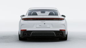 Εξωτερική όψη του Panamera Turbo S E-Hybrid που δείχνει το πίσω μέρος του αυτοκινήτου