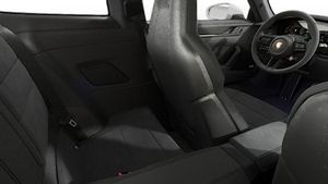 Vista interior de los asientos traseros del 911 Carrera GTS