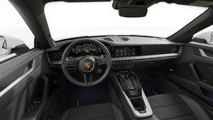 Vista interior que muestra el volante y el salpicadero de 911 Carrera