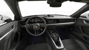 Vista interior que muestra el volante y el salpicadero de 911 Carrera 4S Cabriolet