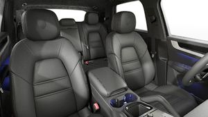 Vista interior de los asientos delanteros del Cayenne E-Hybrid