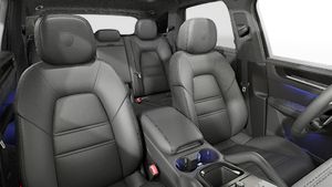 Vista interior de los asientos delanteros del Cayenne S E-Hybrid Black Edition