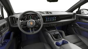 Vista interior que muestra el volante y el salpicadero de Cayenne S E-Hybrid Black Edition