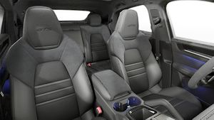 Vista interior de los asientos delanteros del Cayenne GTS Coupé