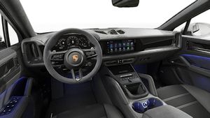 Vista interior que muestra el volante y el salpicadero de Cayenne GTS Coupé