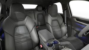 Vista interior de los asientos delanteros del Cayenne Turbo GT
