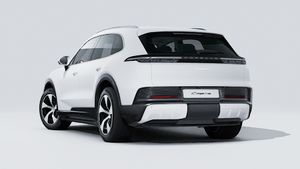 Vista exterior de Cayenne S Electric mostrando la parte trasera y el lado izquierdo del coche