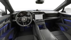Vista interior que muestra el volante y el salpicadero de Cayenne Turbo Electric