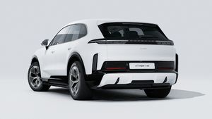 Vista exterior de Cayenne Turbo Electric mostrando la parte trasera y el lado izquierdo del coche