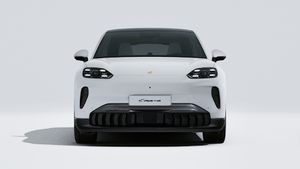 Vista exterior de Cayenne Coupé Electric mostrando la parte delantera del coche