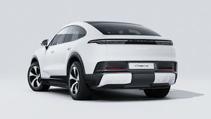 Vista exterior de Cayenne S Coupé Electric mostrando la parte trasera y el lado izquierdo del coche