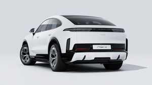 Vista exterior de Cayenne Turbo Coupé Electric mostrando la parte trasera y el lado izquierdo del coche