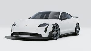 Vista exterior de Taycan Turbo GT with Weissach package mostrando la parte delantera y el lado izquierdo del coche
