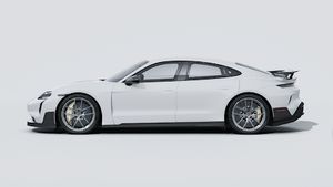 Vista exterior de Taycan Turbo GT with Weissach package mostrando el lado izquierdo del coche