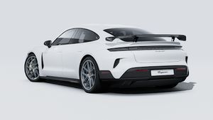Vista exterior de Taycan Turbo GT with Weissach package mostrando la parte trasera y el lado izquierdo del coche