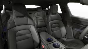 Vista interior de los asientos delanteros del Taycan Black Edition