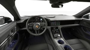 Vista interior que muestra el volante y el salpicadero de Taycan Black Edition