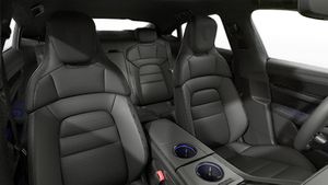Vista interior de los asientos delanteros del Taycan 4S Black Edition