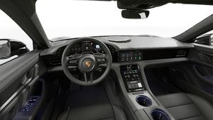 Vista interior que muestra el volante y el salpicadero de Taycan 4S Black Edition