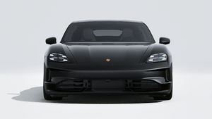 Vista exterior de Taycan 4S Black Edition mostrando la parte delantera del coche