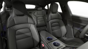 Vista interior de los asientos delanteros del Taycan 4 Cross Turismo