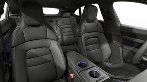 Vista interior de los asientos delanteros del Taycan 4S Cross Turismo
