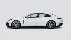 Vista exterior de Panamera 4S E-Hybrid mostrando el lado izquierdo del coche