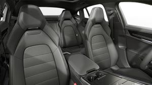 Interior view showing the front seats of Panamera 4 E-Hybrid