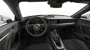 Vista interior que muestra el volante y el salpicadero de 911 GT3
