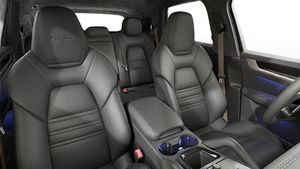 Vista interior de los asientos delanteros del Cayenne Turbo E-Hybrid