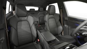 Vista interior de los asientos delanteros del Cayenne Turbo Electric