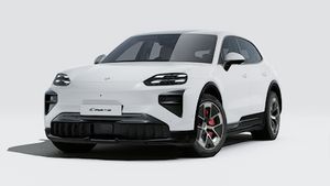 Vista exterior de Cayenne Turbo Electric mostrando la parte delantera y el lado izquierdo del coche