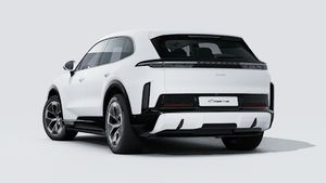 Vista exterior de Cayenne Turbo Electric mostrando la parte trasera y el lado izquierdo del coche