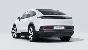 Vista exterior de Cayenne Coupé Electric mostrando la parte trasera y el lado izquierdo del coche