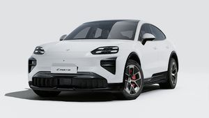Vista exterior de Cayenne Turbo Coupé Electric mostrando la parte delantera y el lado izquierdo del coche