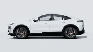 Vista exterior de Cayenne Turbo Coupé Electric mostrando el lado izquierdo del coche