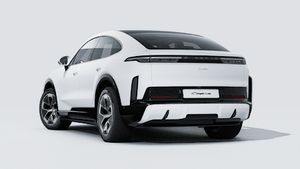 Vista exterior de Cayenne Turbo Coupé Electric mostrando la parte trasera y el lado izquierdo del coche